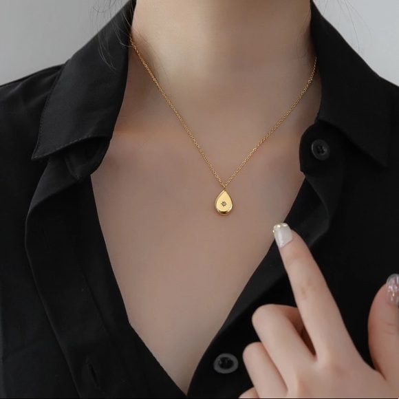💧Insta 18K gold teardrop 🌟 star necklace - Picture 7 of 11